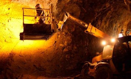 L’ORO DELLA COLOMBIA. Il paese della post guerra civile cerca nel metallo giallo un nuovo Eldorado. E concede licenze alle grandi multinazionali di Canada, Sudafrica e Perù L’ORO DELLA COLOMBIA. Il paese della post guerra civile cerca nel metallo giallo un nuovo Eldorado. E concede licenze alle grandi multinazionali di Canada, Sudafrica e Perù