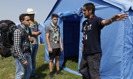 Scouts del Brasile cercano l’area delle tende del loro paese. (Richard Castro - Expreso)