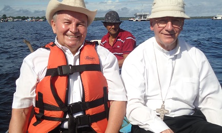 Dom Claudio Hummes in navigazione sul Rio delle Amazzoni