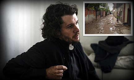 Padre Carlos «Charly» Olivero, 40 anni, da quindici nella villa 21-24 di Buenos Aires