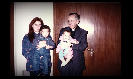 Martha Rigattieri con in braccio il primogenito Andrea, Bergoglio con la figlia Giulietta. La foto è di luglio 1996, scattata nell’arcivescovado di Buenos Aires