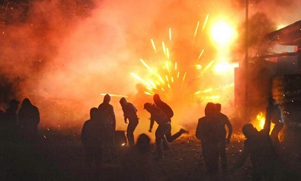 FUOCO ALLE POLVERI. La tragica storia dei fuochi artificiali in America Latina. Periferie come campi di battaglia e “guerra pirotecnica a pezzi” FUOCO ALLE POLVERI. La tragica storia dei fuochi artificiali in America Latina. Periferie come campi di battaglia e “guerra pirotecnica a pezzi”
