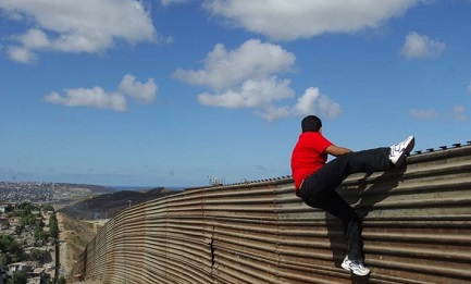 IL MURO E ZIA CONCEZIONE. Succede in un punto lungo il confine tra Messico e Stati Uniti, dove una pattuglia caccia chi tenta il salto