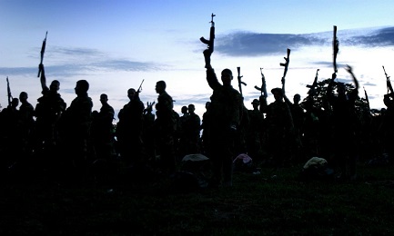 LE FARC VENGONO ALLE MANI TRA DI LORO. Un gruppo di irriducibili si ribella agli accordi di pace, e impugna le armi contro gli antichi compagni LE FARC VENGONO ALLE MANI TRA DI LORO. Un gruppo di irriducibili si ribella agli accordi di pace, e impugna le armi contro gli antichi compagni