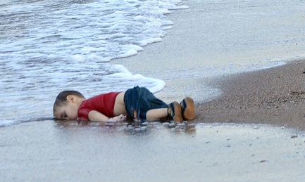 L’immagine più emblematica della violenza: il corpo di Aylan Kurdi di tre anni sulla spiaggia di Bodrum, in Turchia, morto scappando dalla guerra