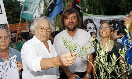 Adolfo Pérez Esquivel e il sacerdote José María di Paola (Foto Gustavo Pantano)