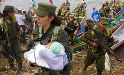 Guerrigliera con bebè (foto AFP Jesús Colado)