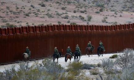 Agenti della Pattuglia di frontiera a cavallo al confine nella zona di Jacumba, in California (Reuters)