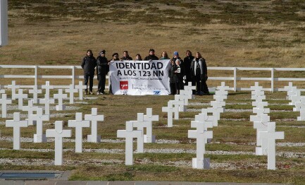 FREDDO AUSTRALE. Ritorno dalle Malvinas. Esquivel: su di noi il peso della discriminazione. Cortiñas: un popolo prigioniero. Padre Pepe: dichiarare porto Darwin santuario