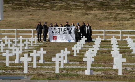 La delegazione nel cimitero di Darwin