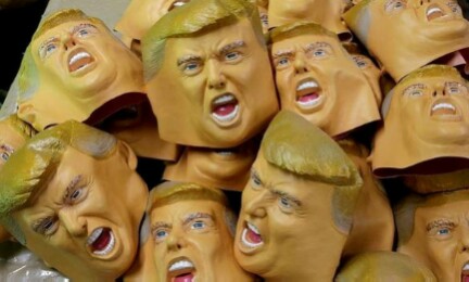 Maschere di Trump prodotte da una fabbrica di Tokio (Foto EFE)