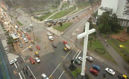 La grande croce bianca di Montevideo, a ricordo del viaggio di Giovanni Paolo II nel 1987