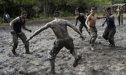 E l’arbitro dov’è? (Foto AFP)