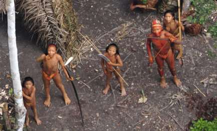 CHE NE SARA’ DI LORO? Il governo del Brasile taglia i fondi per la protezione delle tribù incontattate e le lascia in balia di taglialegna e allevatori CHE NE SARA’ DI LORO? Il governo del Brasile taglia i fondi per la protezione delle tribù incontattate e le lascia in balia di taglialegna e allevatori