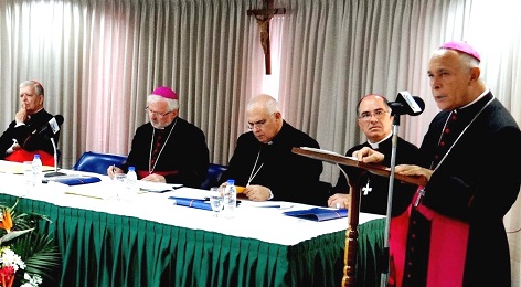 Il presidente Diego Padrón al microfono, con la presidenza della Conferenza episcopale