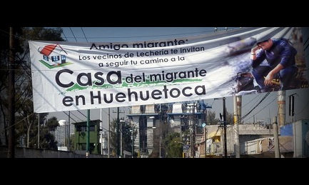 Lo striscione che attraversa la strada segnala al migrante la casa più vicina