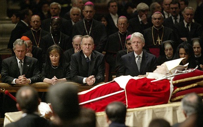 George W. Bush, il padre George Bush senior e Bill Clinton nel 2005 ai funerali di Giovanni Paolo II