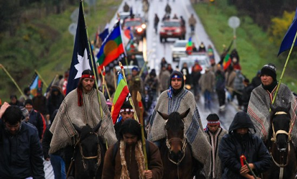 Una manifestazione di Araucani, come sono designati gli indigeni Mapuche