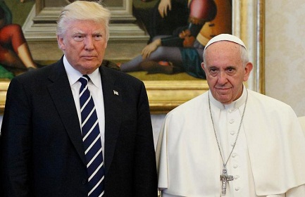 PACE E GUERRA IN VATICANO. Il Papa regala a Trump il messaggio sulla “non violenza”, il presidente  i libri di Martin Luther King. E intanto dimezza i fondi statunitensi all’ONU