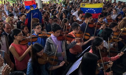Elementi di una orchestra sinfonica del Venezuela rendono omaggio ad un giovane ucciso nelle manifestazioni