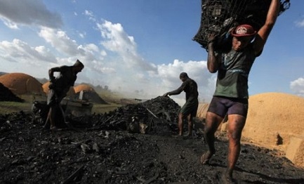 GLI SCHIAVI CI SONO ANCORA. 129 anni dopo l’abolizione della schiavitù il fenomeno persiste nelle campagne del Brasile ma anche nelle città GLI SCHIAVI CI SONO ANCORA. 129 anni dopo l’abolizione della schiavitù il fenomeno persiste nelle campagne del Brasile ma anche nelle città
