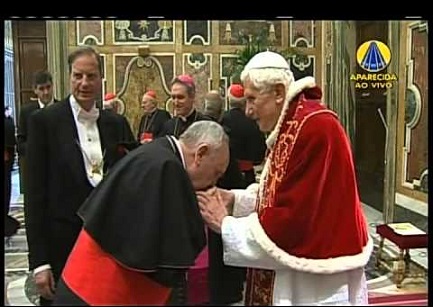 28 febbraio 2013. Nel fermo immagine di TV Aparecida Benedetto XVI saluta Bergoglio