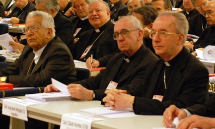 Bergoglio ad Aparecida (di fianco il cardinale brasiliano Hummes), nel maggio del 2007. Toccò a lui presiedere il team que redasse il documento finale