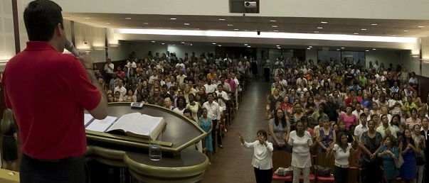 EVANGELICI IN POLITICA. Si preparano a scendere in campo anche in Colombia, dove hanno scoperto la loro forza appoggiando il “No” nel referendum sugli accordi di pace
