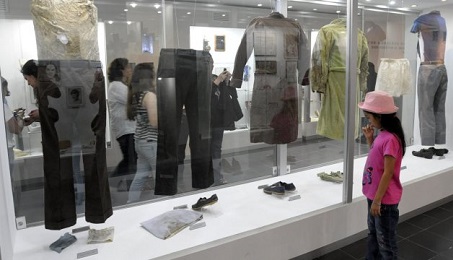 Il museo nella UCA con la teca degli indumenti indossati dai quattro gesuiti assassinati