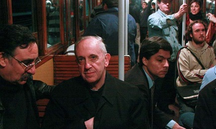 2008: Bergoglio arcivescovo e già cardinale in viaggio nella metropolitana di Buenos Aires (Foto AP)
