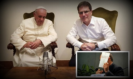Il Papa con Figueroa. Nella foto piccola Spadaro mostra un numero di Civiltà Cattolica