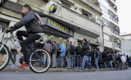 IN FILA PER LA DOSE. A Montevideo, in Uruguay, è iniziata la vendita della cannabis in farmacia IN FILA PER LA DOSE. A Montevideo, in Uruguay, è iniziata la vendita della cannabis in farmacia