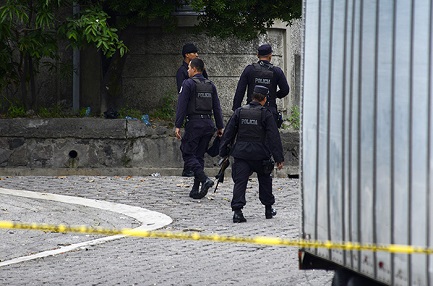 La polizia del Salvador conduce i rilevamenti sulla scena di un delitto (Foto Archivio ContraPunto)