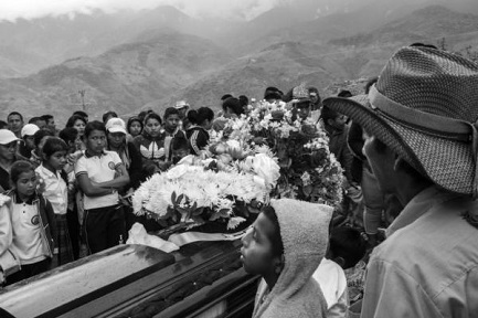 Il funerale di un leader assassinato nella provincia colombiana del Cauca (Foto Laffay)