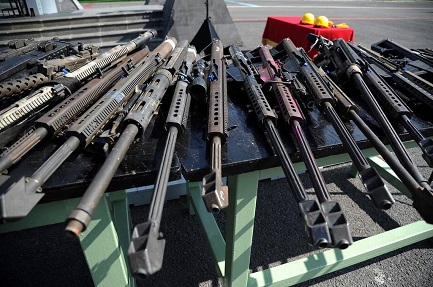 Anche fucili calibro .50 avviati alla distruzione (Bernardo Montoya- AFP-Getty Images