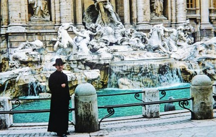 Una rara immagine di Monsignor Romero davanti alla Fontana di Trevi a Roma conservata nel Museo de la Palabra y la Imagen (MUPI) di San Salvador