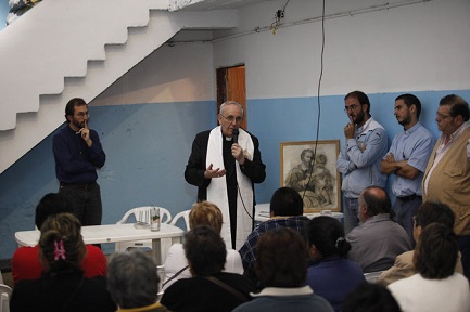 L’allora cardinale Bergoglio durante un incontro a Bajo Flores, dove si sono stabilite le Missionarie della Carità
