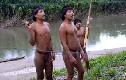 AMAZZONIA. MASSACRI DI INDIGENI. I tagli finanziari del governo brasiliano lasciano i territori delle tribù incontattate senza protezione. E c’è chi ne approfitta