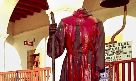 La statua oltraggiata nella Missione Santa Barbara, in California (Foto: Getty Images/Twitter/Univision)