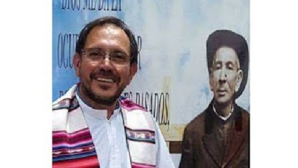 Il sacerdote Jorge Cloro con alle spalle la classica immagine di Brochero, meglio conosciuto come “Cura Gaucho”