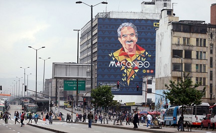 L’immagine di García-Márquez in un edificio di Bogotá (Foto AP-Fernando Vergara)