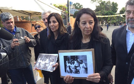 Le figlie di Esther, Ana María e Mabel Careaga Ballestrino, con una fotografia della madre
