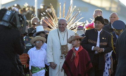 Evo Morales con il Papa in un momento della visita del luglio 2015