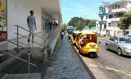 Moto taxi per turisti posteggiati davanti ad un hotel di l’Avana