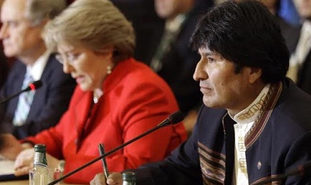 CRONACHE ANDINE IN ATTESA DEL PAPA. La Presidente cilena Michelle Bachelet non andrà in Vaticano, mentre Evo Morales è all’attacco dell’Episcopato boliviano