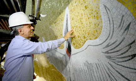 L’artista Cláudio Pastro al lavoro nella cupola che verrà innaugurata l’11 ottobre