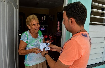 Alien Arcia Sánhez consegna a domicilio l’ultimo programma registrato (Foto Yariel Valdés)