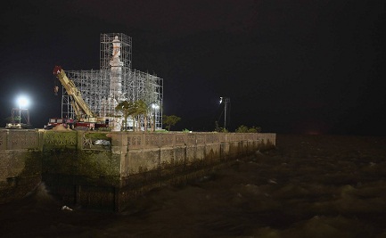 Il monumento nella sua definitiva collocazione che si affaccia sul Rio de la Plata (Telam)