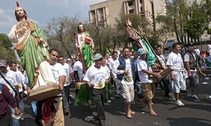 Messicani portano in processione una statua di San Giuda Taddeo
