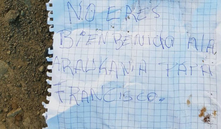 “FRANCESCO IN ARAUCANIA NON SEI IL BENVENUTO”. Il messaggio è stato lasciato dopo l’ennesimo incendio di una chiesa durante una protesta mapuche nel sud del Cile